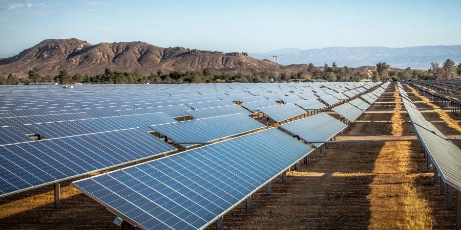 Photovoltaik-Solarfeld im industriellen Maßstab