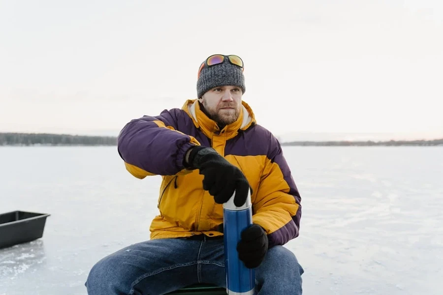 Man opening a tumbler with black wool gloves