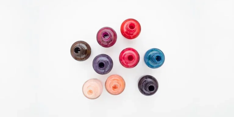 Nagellackprodukte in verschiedenen Farben ohne Deckel