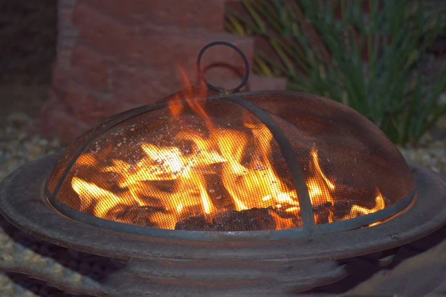 Smokeless fire pit with a cover