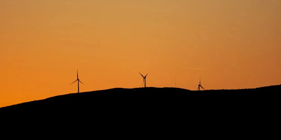 Drei Windmühlen moderner Technologie am Horizont der Dinariden