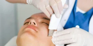 Mujer haciendo terapia de piel
