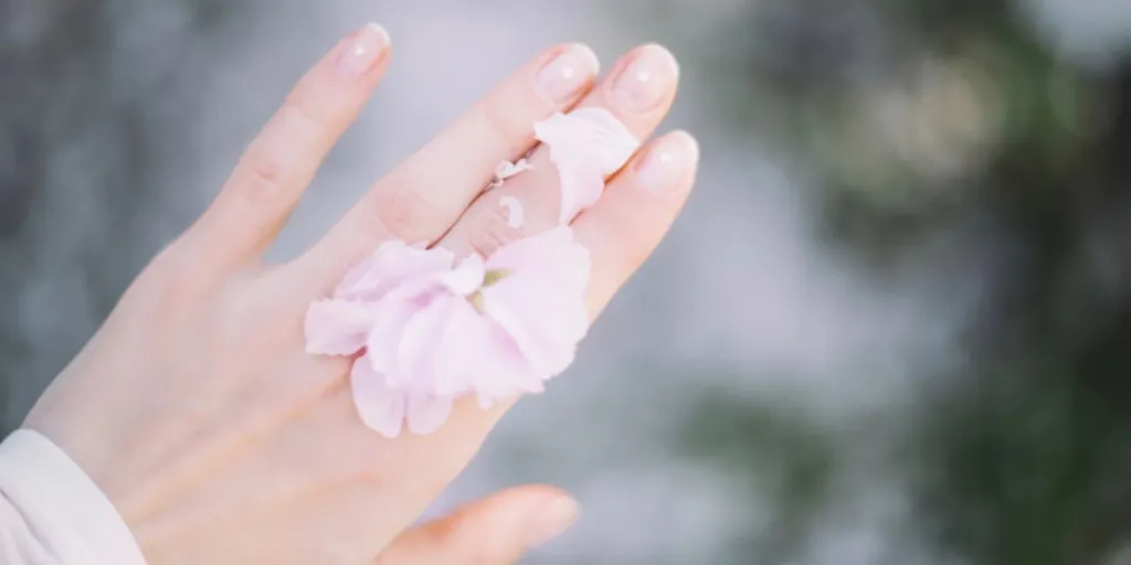 Woman with nude nails in summer with inspiration from flower