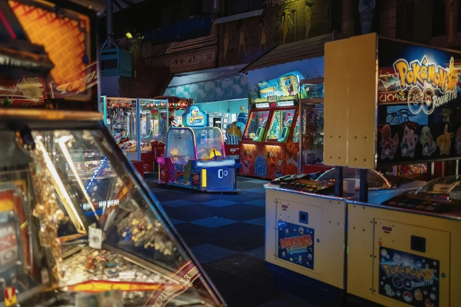 a row of pinball machines sitting next to each other