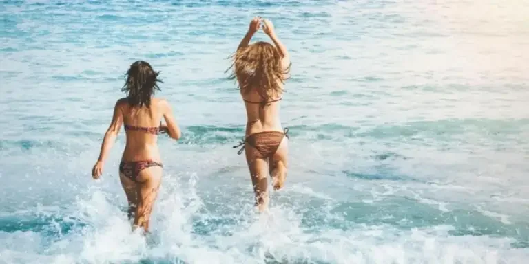 Montando la ola de colores: 6 paletas de colores imprescindibles para los trajes de baño