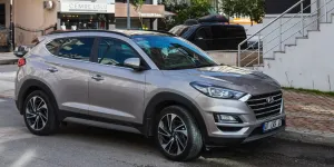 Silber Hyundai Tucson steht auf der Straße