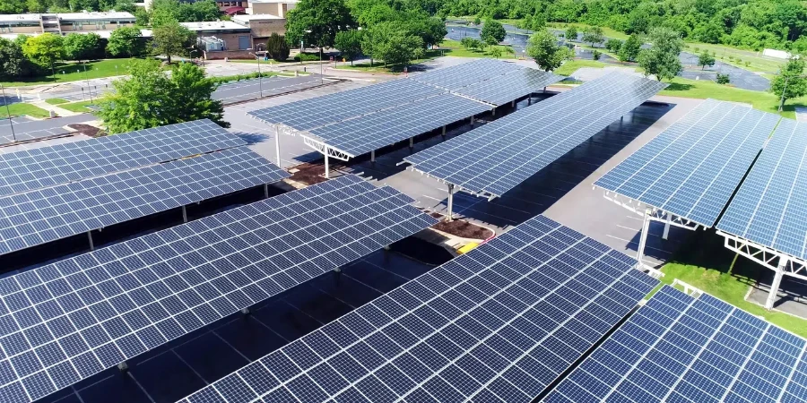 panneaux solaires placés sur un parking public de la ville