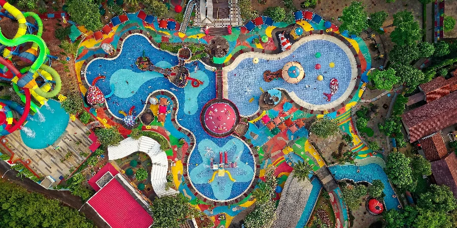 Kleurrijke luchtfoto van een levendig waterpark in Serpong, Indonesië