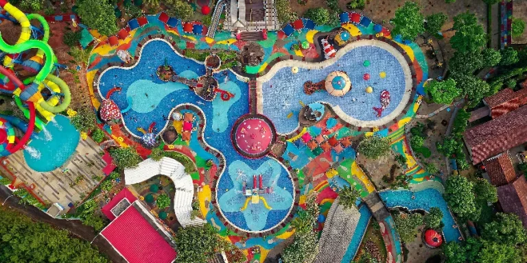 Vista aérea de un parque acuático animado en Serpong, Indonesia