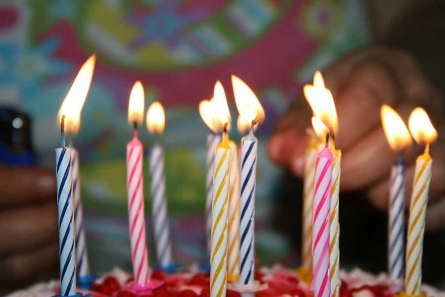 Un primo piano delle candeline su una torta