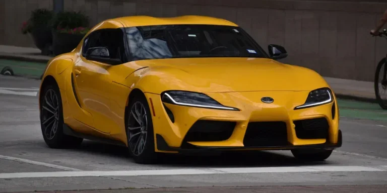 Портрет желтой Тойоты