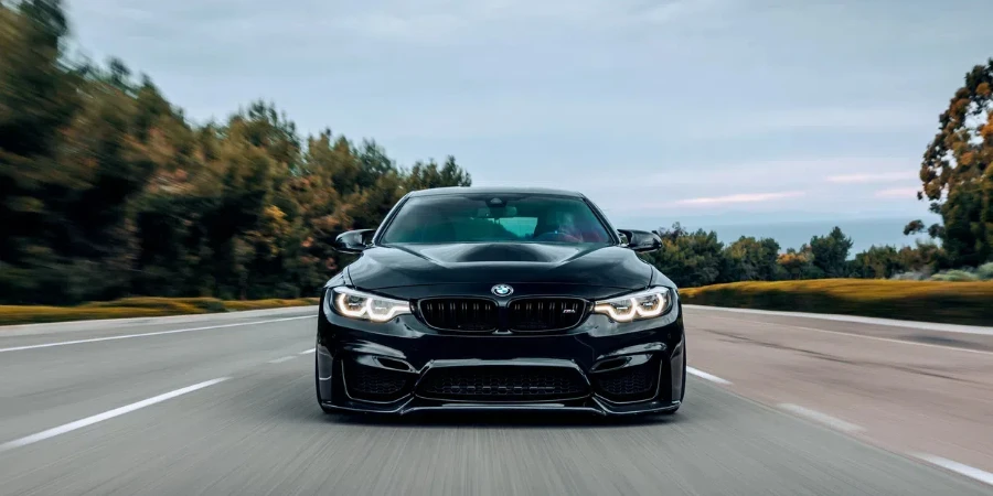 BMW M4 hitam memandu di jalan