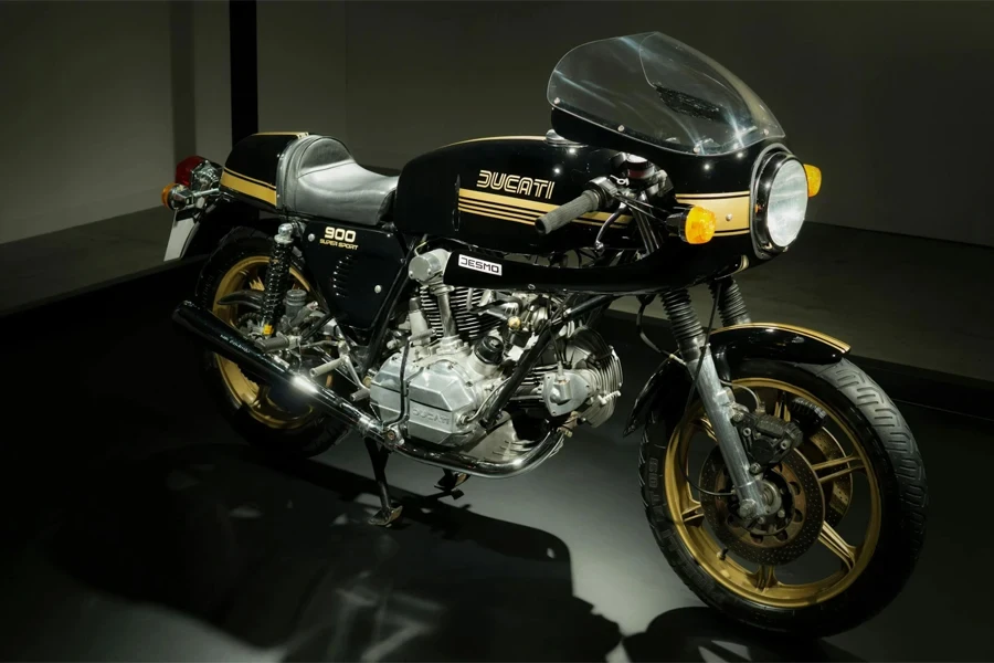 Schwarzes Ducati Café Racer Motorrad