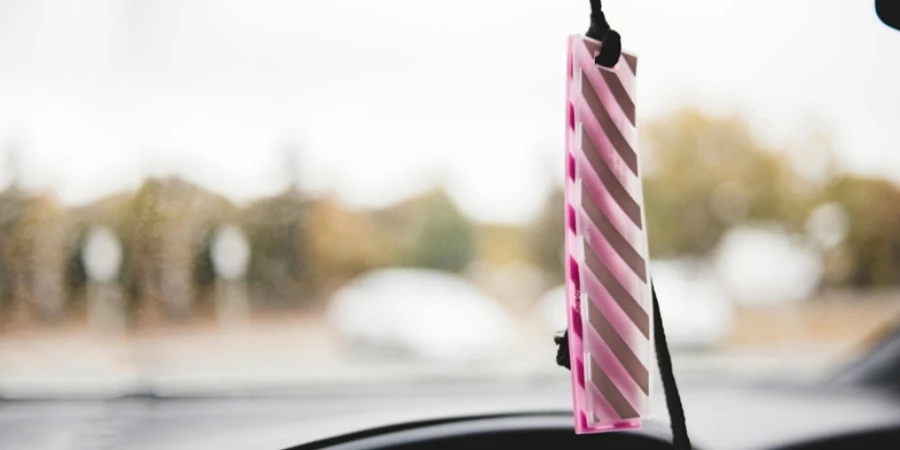 Car fragrance with stripes on glass