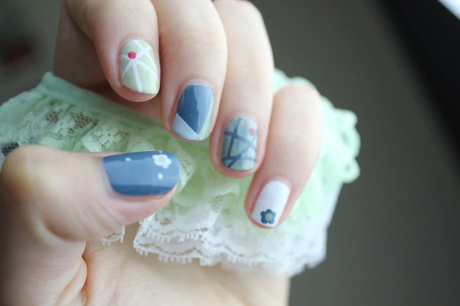 Nail art in grey theme