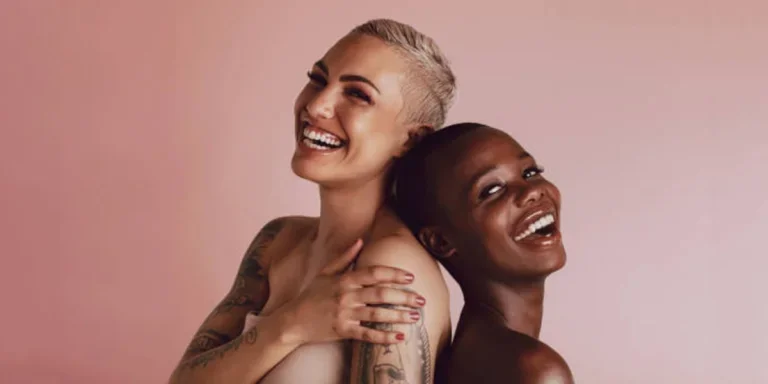 Zwei Frauen mit unterschiedlich kontrastierendem Make-up im Gesicht