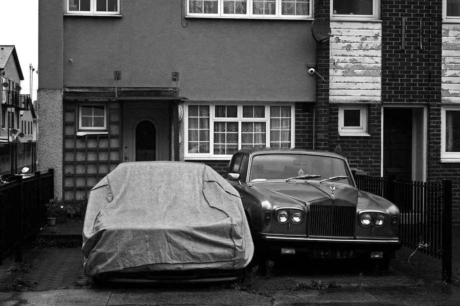 Carro Rolls Royce antigo estacionado em frente ao prédio