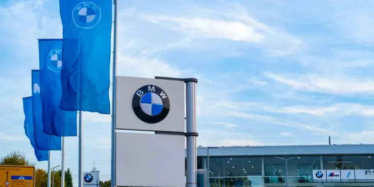 флаги немецкого концерна BMW Group