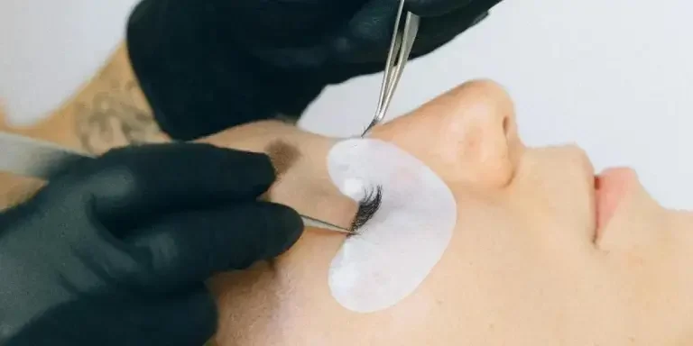 heated-eyelash-curler-elevate-your-eye-makeup-rou