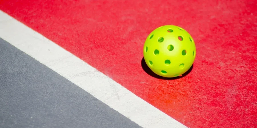 une balle de pickleball verte réglementaire