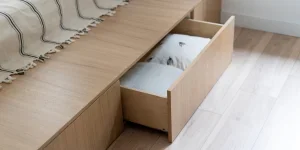 Un marco de cama con almacenamiento debajo de la cama.