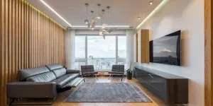 A living room with brown and white walls