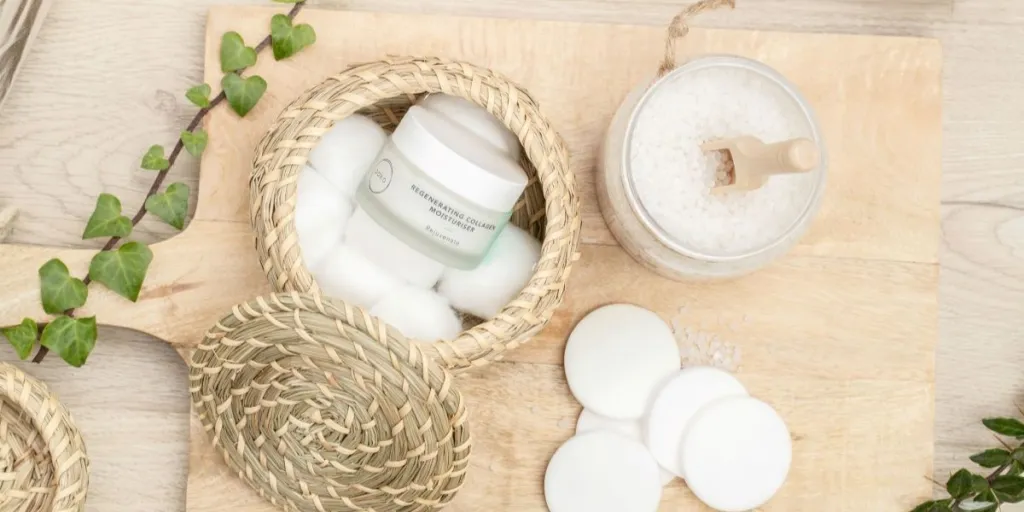 Antiaging moisturiser with cotton pads and bath salts