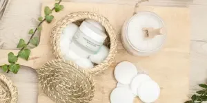 Antiaging moisturiser with cotton pads and bath salts