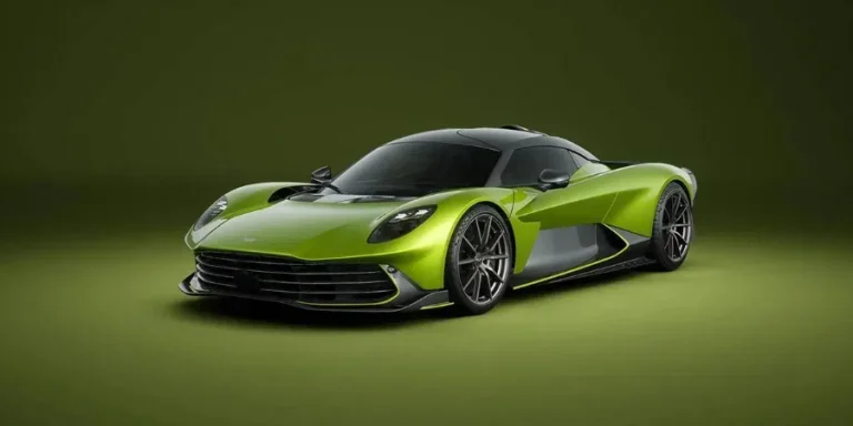 Суперкар Aston Martin Valhalla.