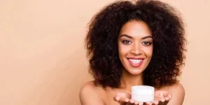 Foto de cerca hermosa increíble ella su piel oscura ondulada modelo dama presentando