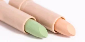 Base de maquillaje Corrector facial verde y beige aislado sobre fondo blanco