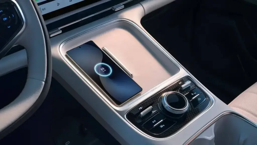 Geely Galaxy Starship 7 interior with control knobs.