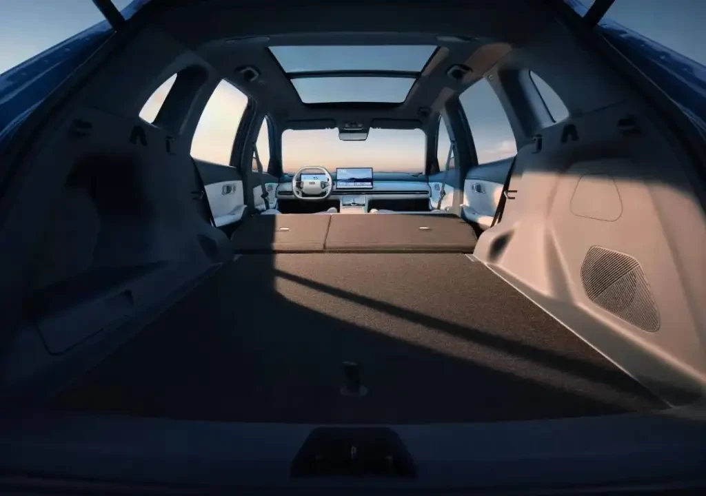 Geely Galaxy Starship 7 rear space and trunk.