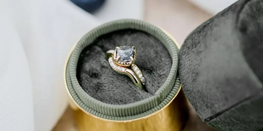 Gold Ring With White Dimonds And A Large Stone