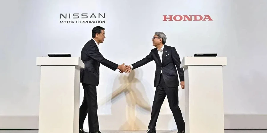 Logotipos de Honda y Nissan uno al lado del otro.