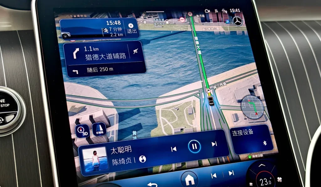 Mercedes-Benz navigation system with 3D effects