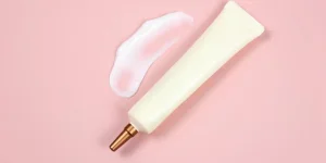 Maqueta de tubo cosmético exprimidor de crema para rostro y ojos con boquilla larga y bronce