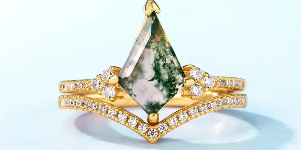 Moss agate rings have found their place in contemporary fashion