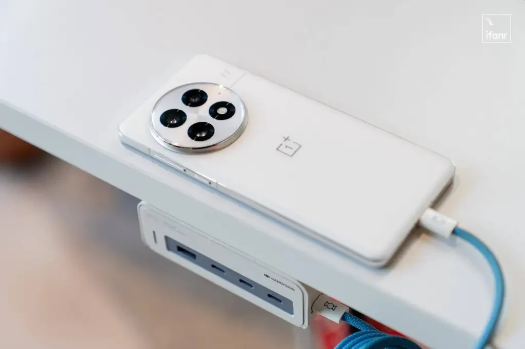 OnePlus 13 charging with fast charging technology