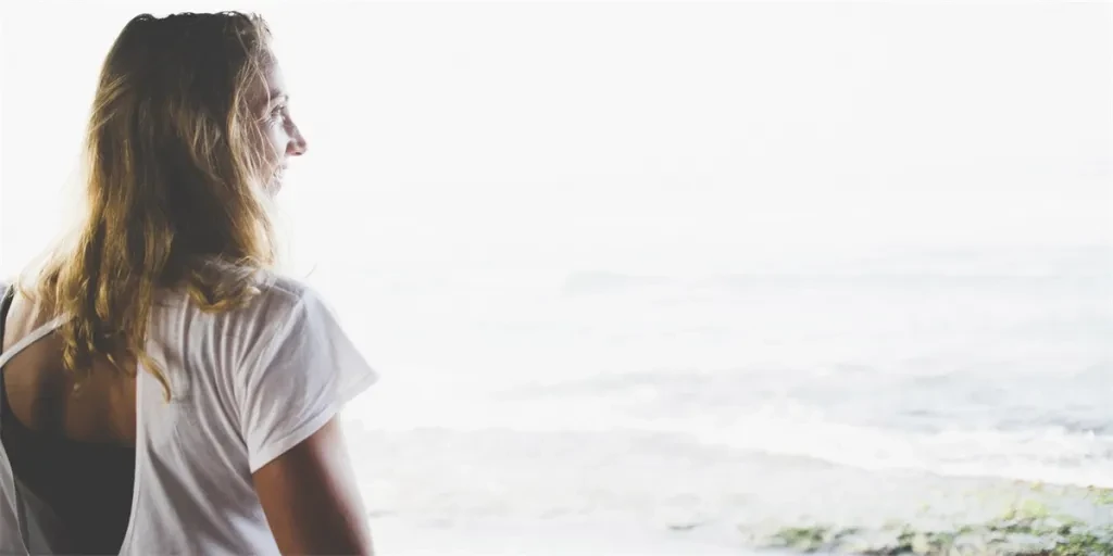 Side profile of young woman against waves