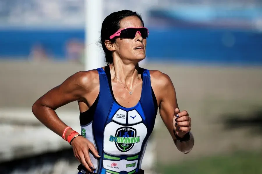 Triatleta durante la carrera a pie por el Paseo Marítimo Antonio Banderas de un triatlón celebrado en Málaga