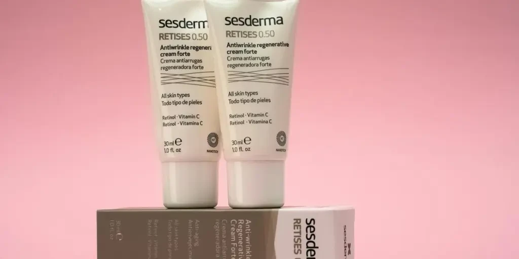 Two Sesderma Retises antiwrinkle creams on a pink background, emphasizing skincare