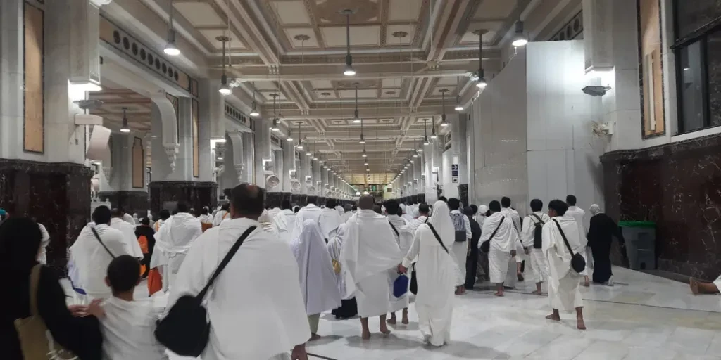 Umrah pilgrims and worshipers in the Kaaba