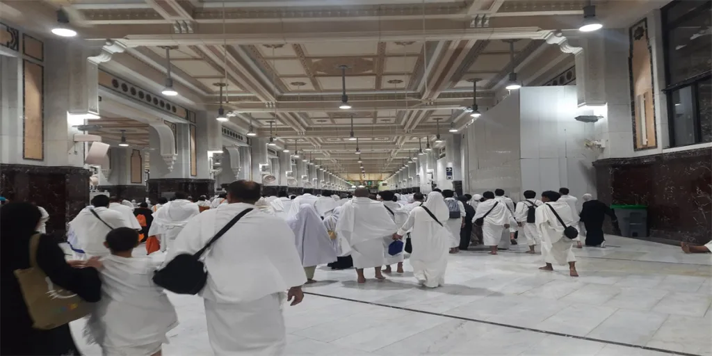 Umrah pilgrims and worshipers in the Kaaba