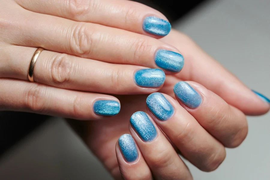 cat eye nails in the shades of blue