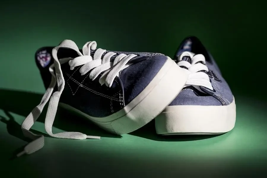 shoes, sneakers, laces by StockSnap