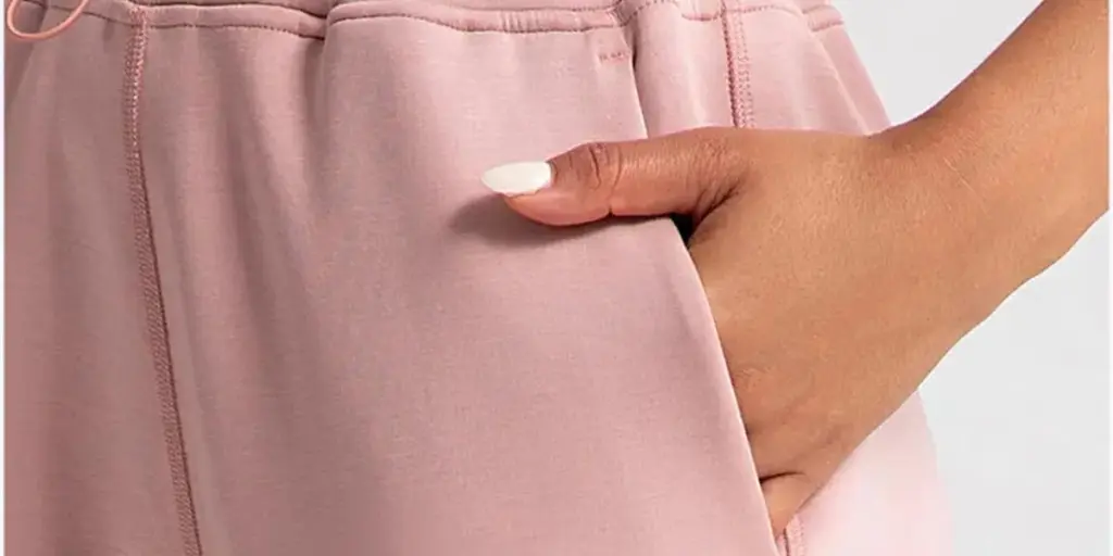 the pink wide leg legging with hand in pocket