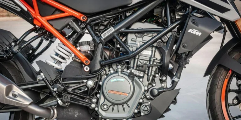 Fotografía de primer plano del motor de una motocicleta KTM 125