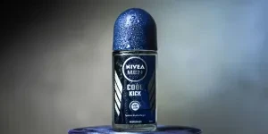 Close-up do desodorante Nivea Men Cool Kick com gotas de água em um fundo desfocado