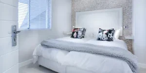 Quarto moderno e elegante com decoração estilosa e roupa de cama macia para um ambiente sereno